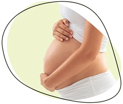 Schwangere Frau hält ihren Babybauch