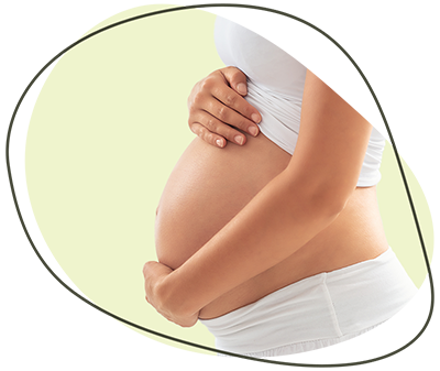 Schwangere Frau hält ihren Babybauch